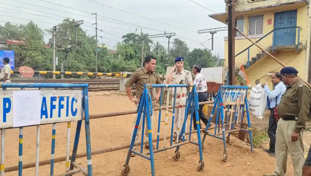 বালিচক রেলওয়ে ক্রসিং সিল করল ডেবরা থানার পুলিশ