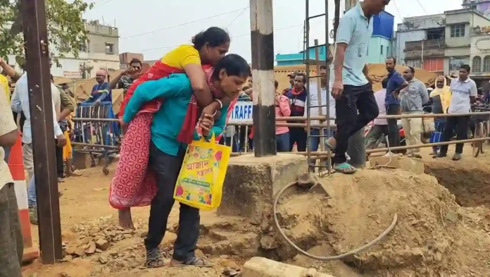 অসুস্থ স্ত্রীকে কাঁধে করে নিয়ে যাচ্ছে স্বামী