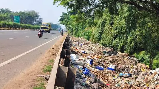 আবর্জনার স্তুপে নাকাল ডেবরা: দুর্গন্ধে অতিষ্ট সাধারণ মানুষ