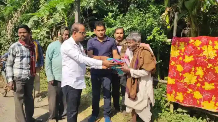 Trinamool Panchayat members distributed winter clothes and fruits to the needy in Sabange East Mohar.