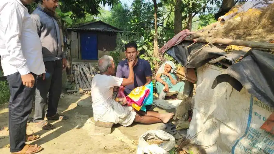 Trinamool Panchayat members distributed winter clothes and fruits to the needy in Sabange East Mohar.